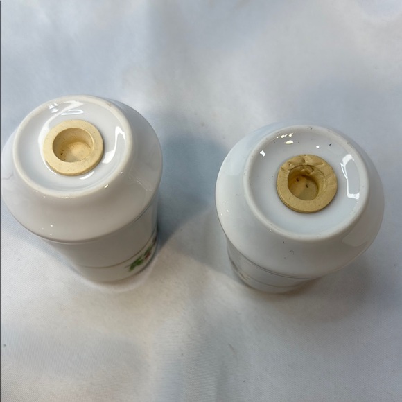 Vintage Lefton, Holly Berry Garden Salt and Pepper Shakers, White with Gold Trim - Picture 5 of 7